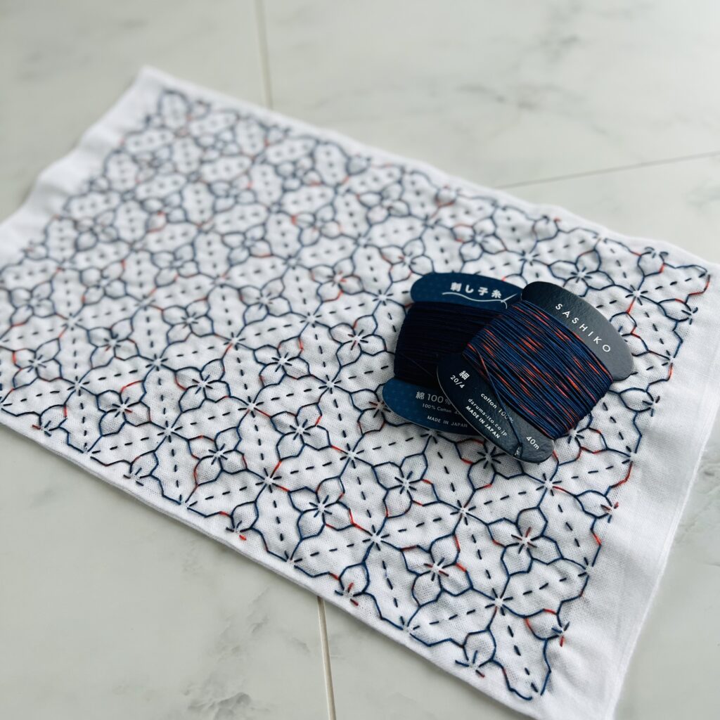 桝に花の刺し子ふきんとふきんと刺し子糸の画像