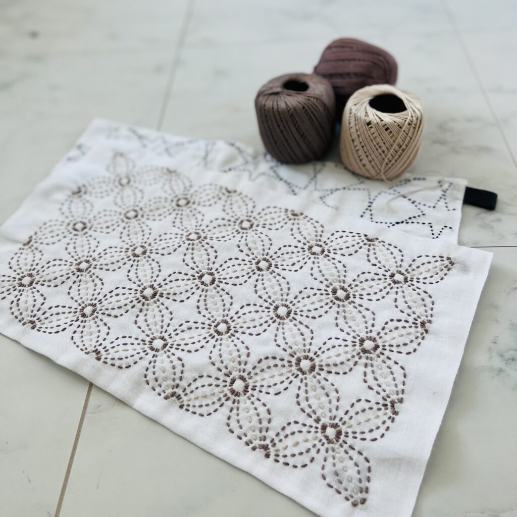 刺し子糸と花文の画像