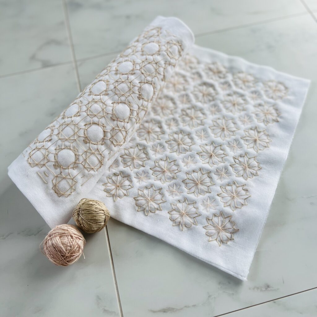 刺し子菊の花と刺し子糸の画像