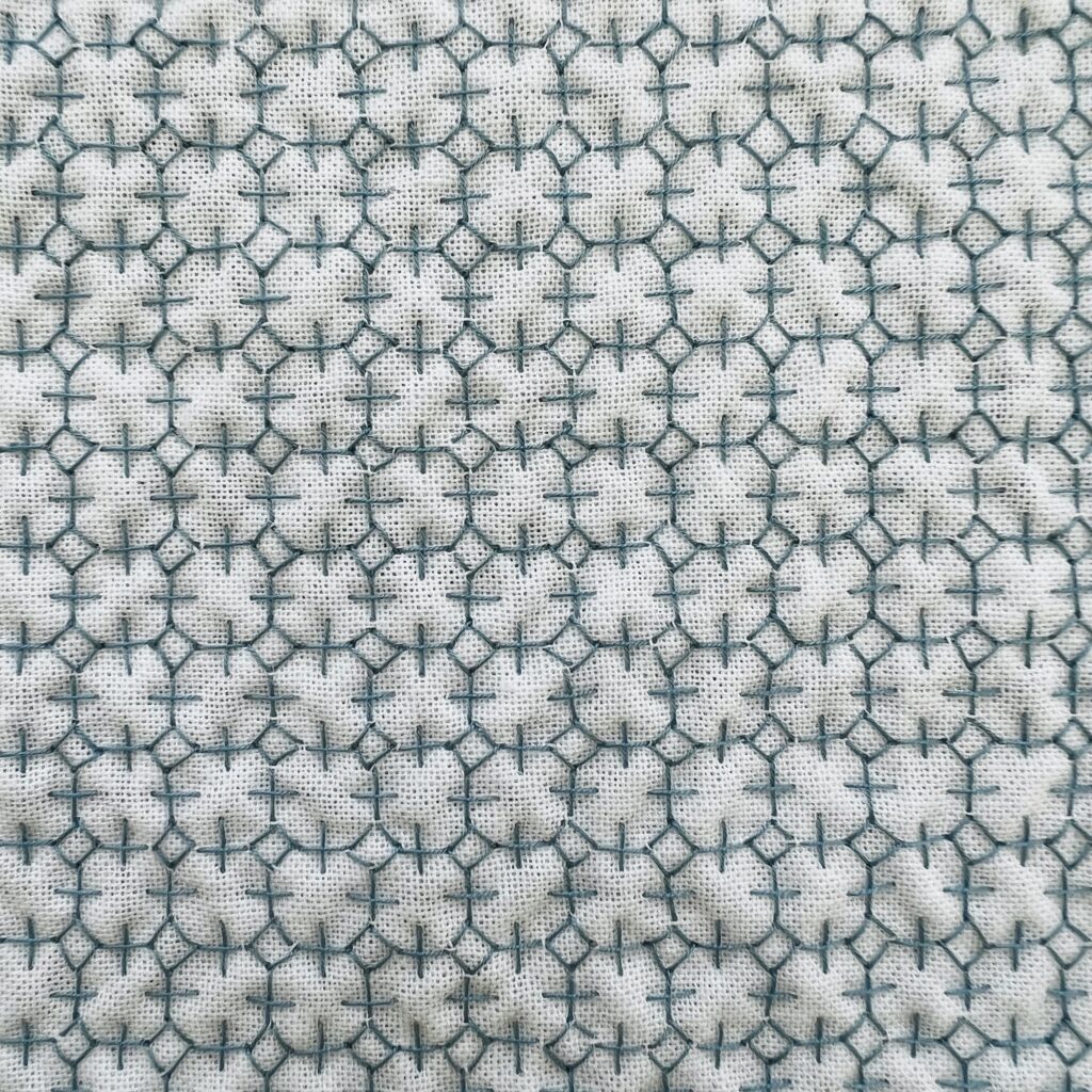 十字花アレンジから刺す紫陽花のうら側の画像