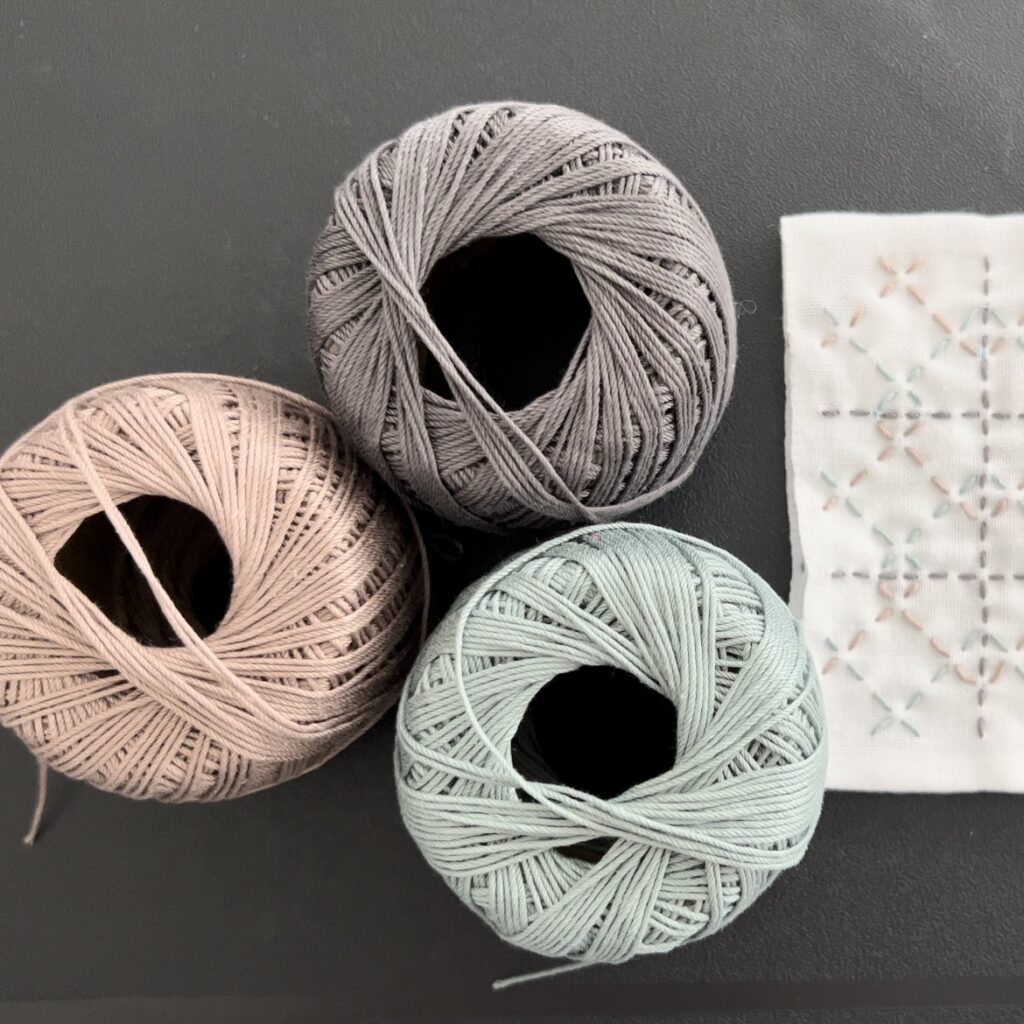 刺し子比翼井桁とレース糸の画像