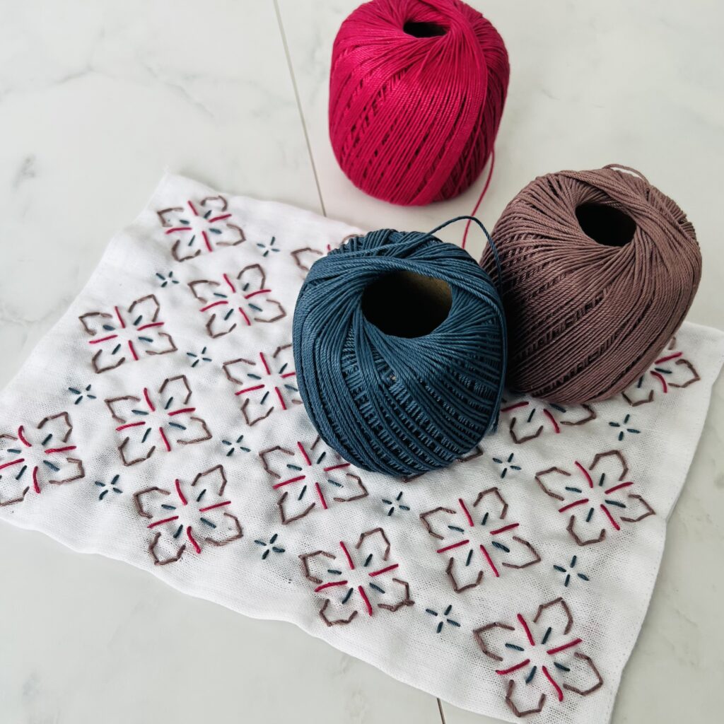 ３色で刺す花の刺し子Iと刺し子糸の画像