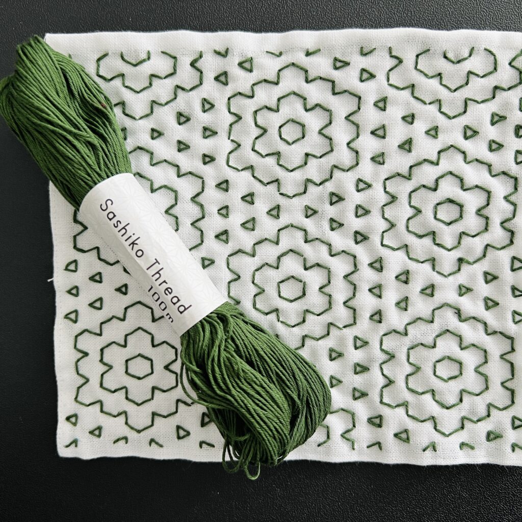 オリムパス刺し子糸と二重六剣花に鱗霰の画像