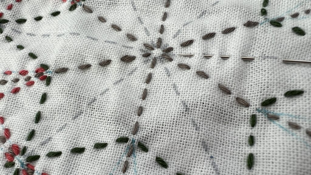 刺し子布を刺している画像