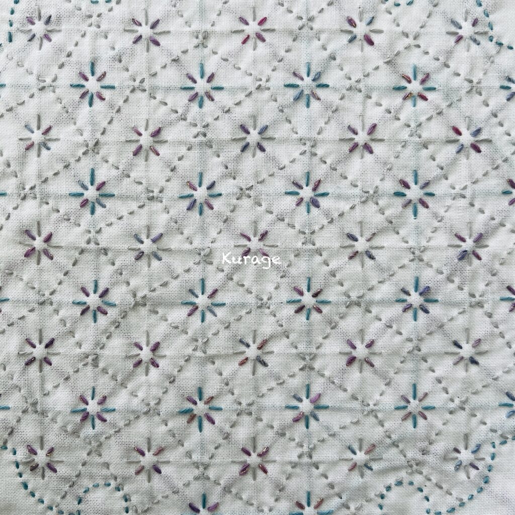 刺し子のさいころくずしに小花の画像